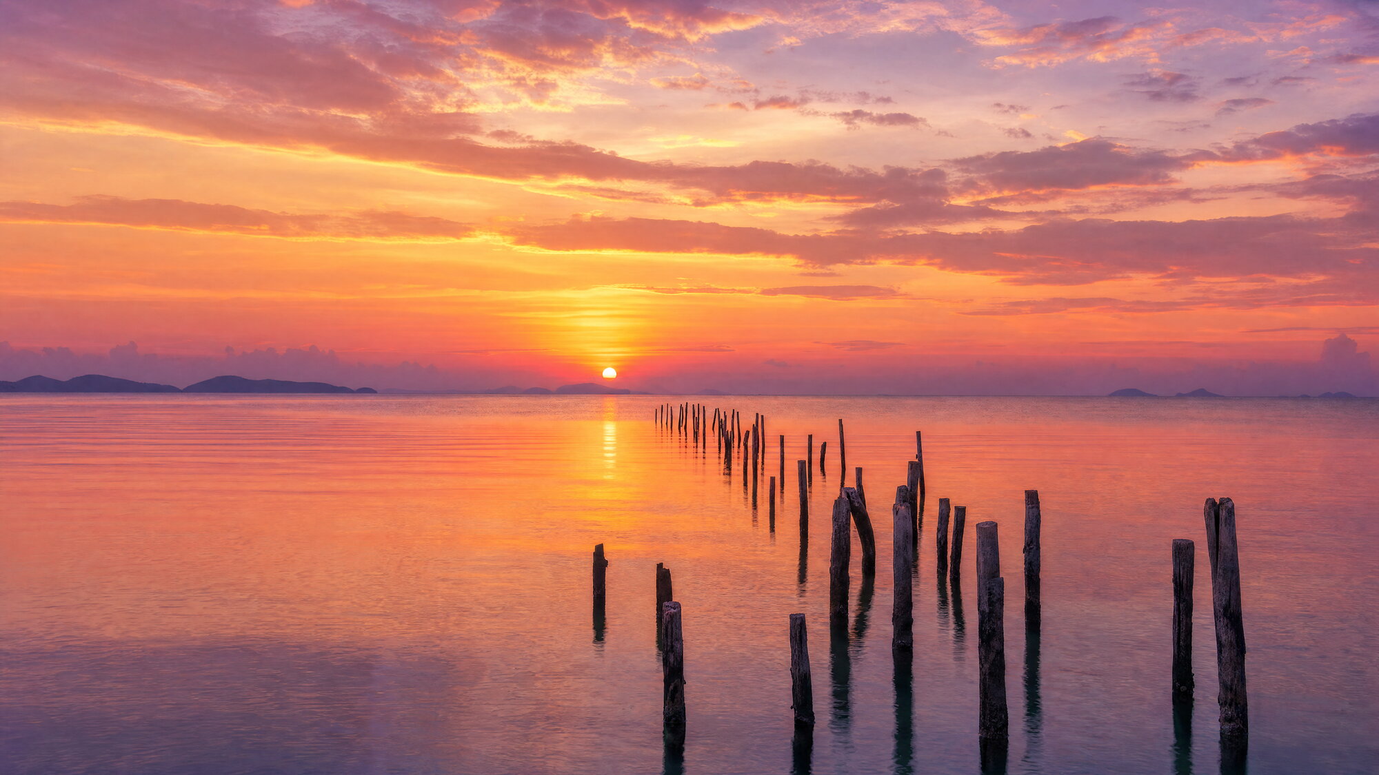 Papier peint coucher de soleil sur mer calme