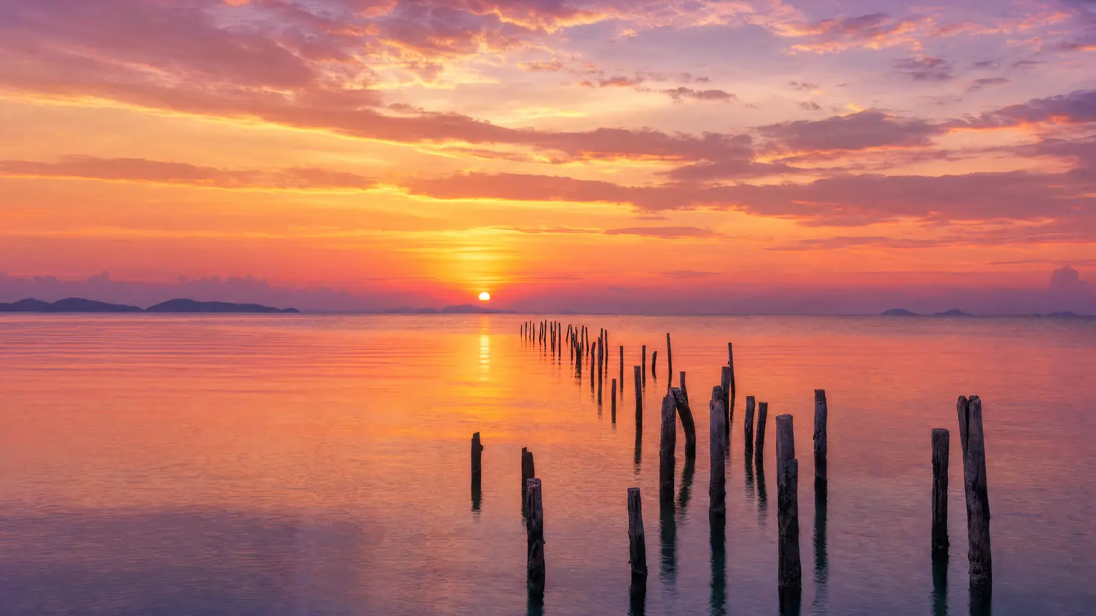 Papier peint coucher de soleil sur mer calme