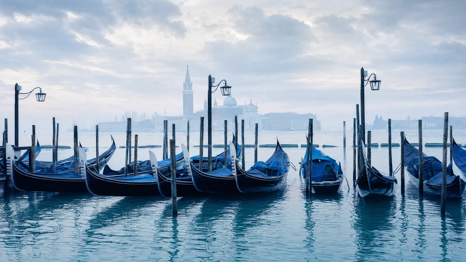 Papier peint panoramique Venise gondoles matin bleu gris